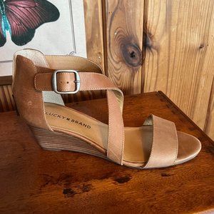New Lucky Brand Jenley Wedge Sandal, Size 7.5M, Dark Camel